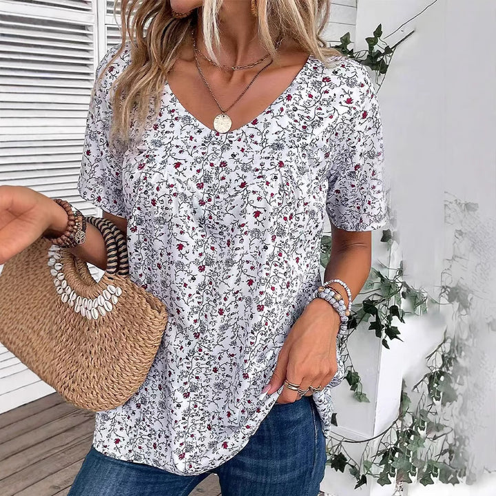 Ladies casual short-sleeve tunic shirt with round neckline, delicate all-over floral print and decorative chest pleats StylebySassy