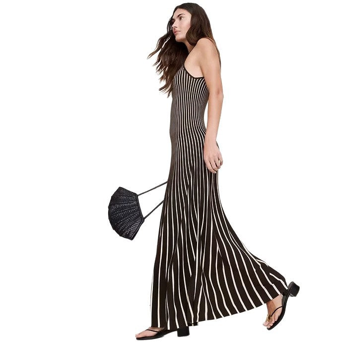 Ladies' elegant maxi dress in slip style with spaghetti straps, fitted cut and wide hem StylebySassy