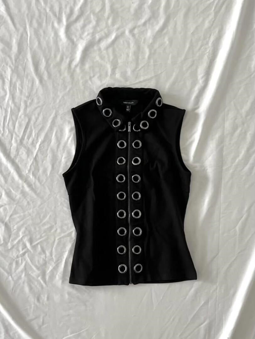 Ladies fashionable short-sleeve top with contrast eyelets StylebySassy