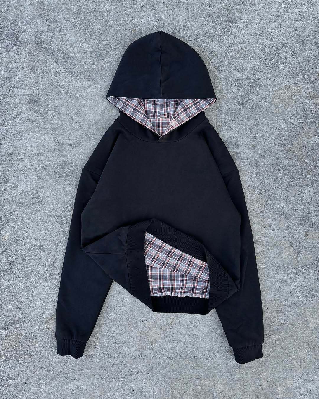 Ladies short-cut hoodie with checkered flannel lining and kangaroo pocket StylebySassy