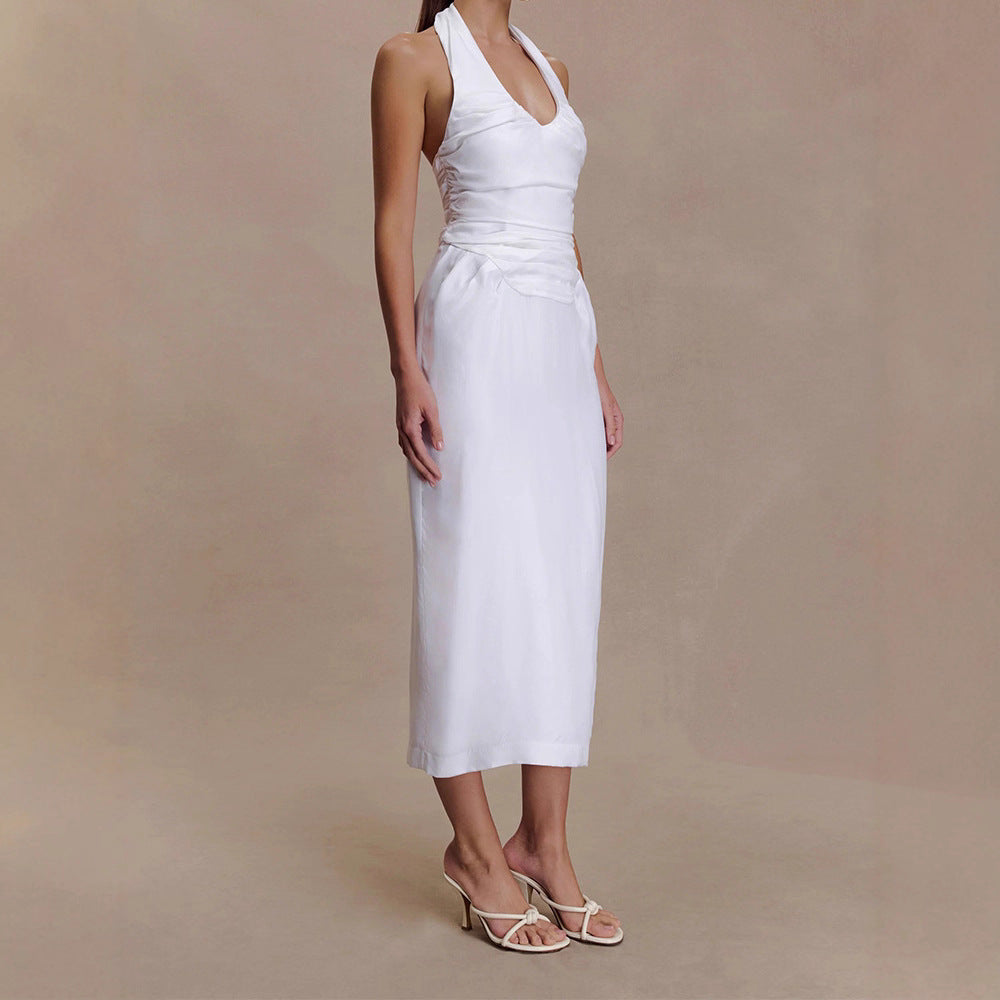 Women's elegant and figure-hugging midi dress with halter neckline StylebySassy