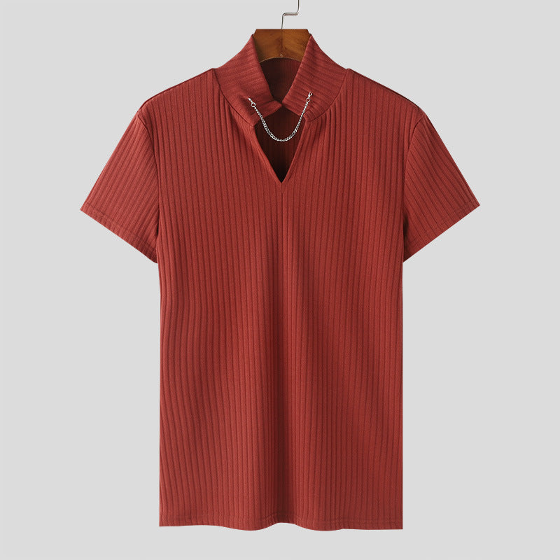 Women's slightly ribbed short-sleeve top with stand-up collar, V-neck and decorative chain StylebySassy