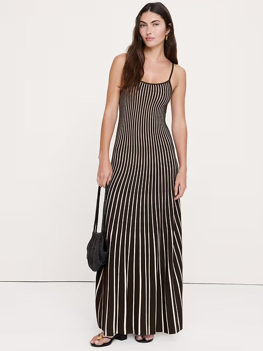 Ladies' elegant maxi dress in slip style with spaghetti straps, fitted cut and wide hem StylebySassy