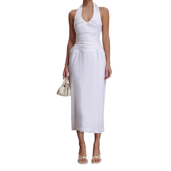 Women's elegant and figure-hugging midi dress with halter neckline StylebySassy