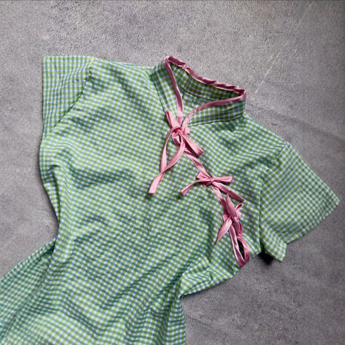 Women’s Chinese short-sleeve shirt with playful check pattern and decorative bows