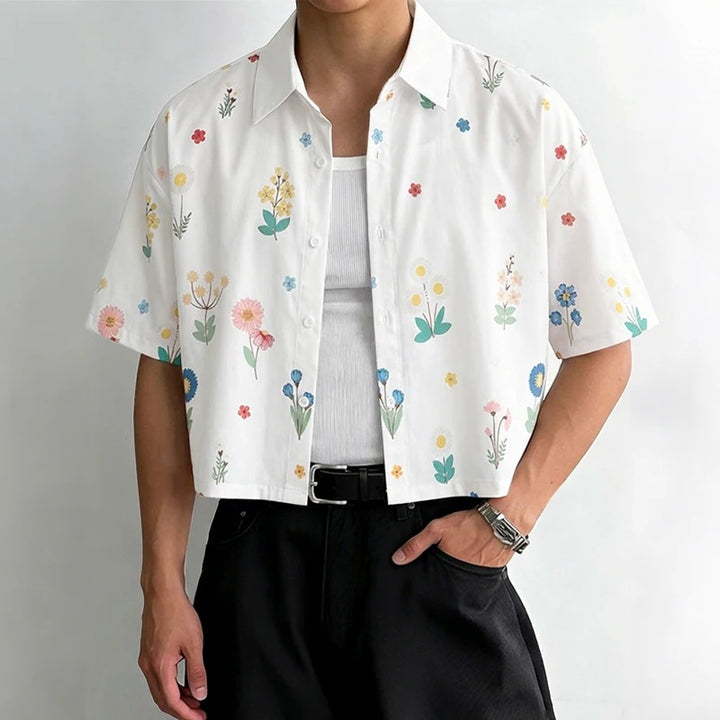Women's loosely cut short sleeve shirt blouse with floral all-over print, shirt collar and short hem StylebySassy
