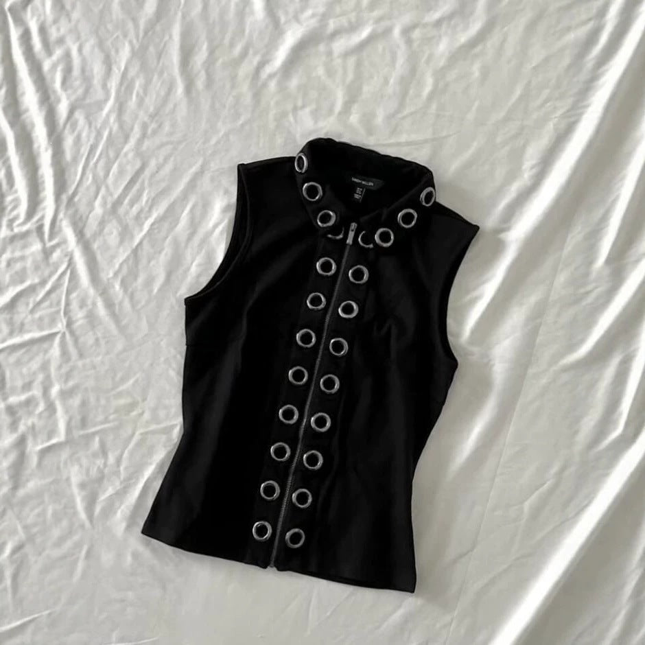 Ladies fashionable short-sleeve top with contrast eyelets StylebySassy