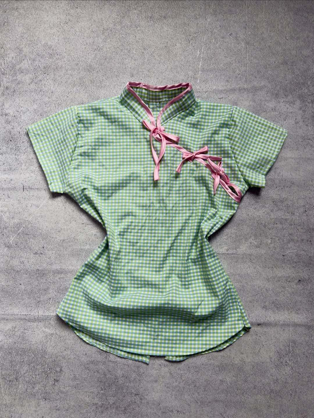 Women’s Chinese short-sleeve shirt with playful check pattern and decorative bows