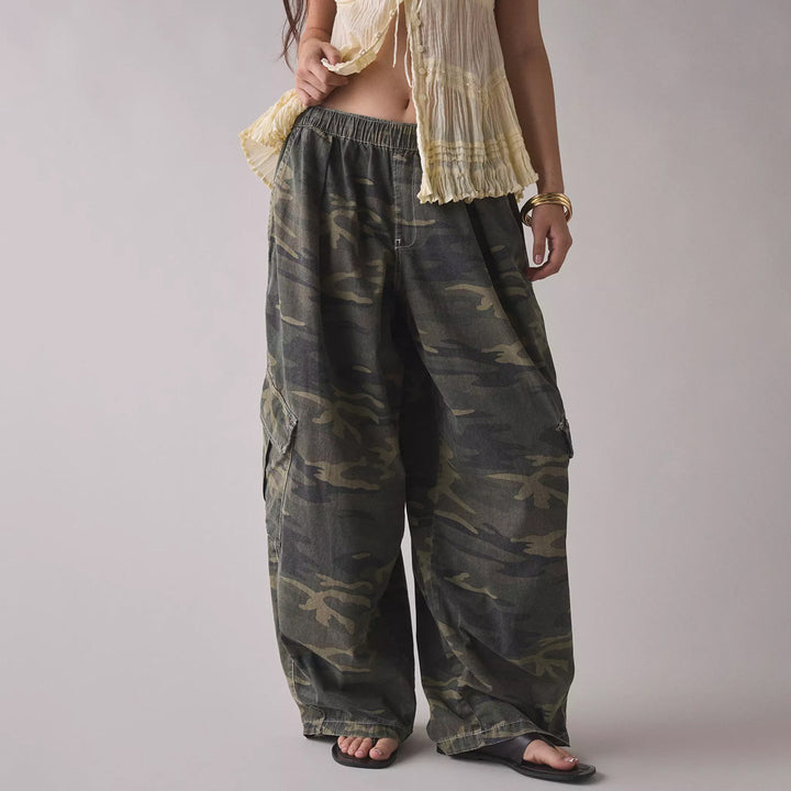 Women's wide cargo pants with elastic waistband and applied flap pockets StylebySassy