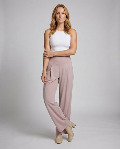 Women's straight-cut comfort trousers with crease