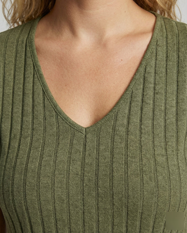 Women generously cut ribbed shirt