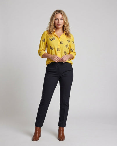 Women's sleeveless blouse with lapel collar and contrasting piping.