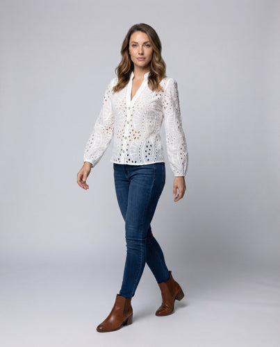 Women flared stretch jeans with knee used effect and hip fit.