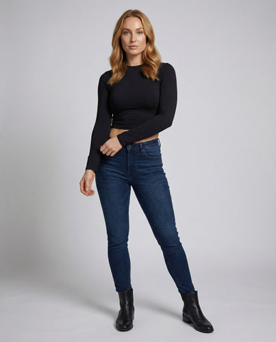 Women's short fitted long-sleeve crop top