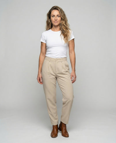 Women's pleated trousers with straight leg