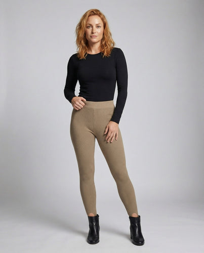 Women's high-cut knitted leggings with ankle slit