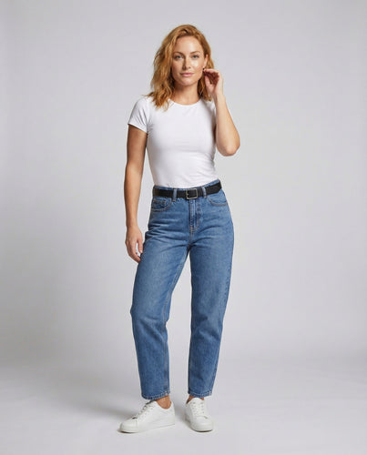 Women's high-waisted jeans with tapered leg