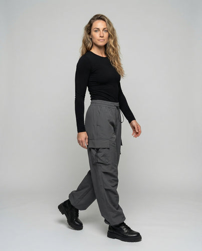 Women's multifunctional work trousers with flapped pockets