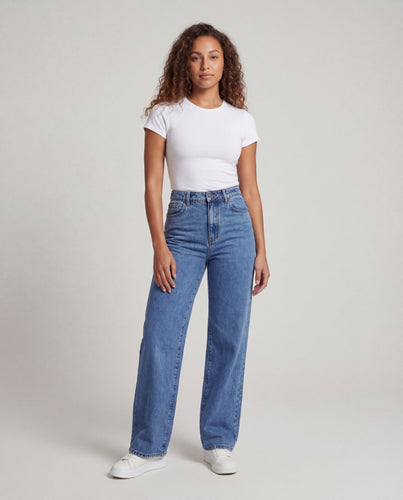Women's high-cut wide jeans with minimal seam