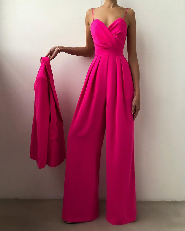 Model trägt einen rose rot riemen-overall