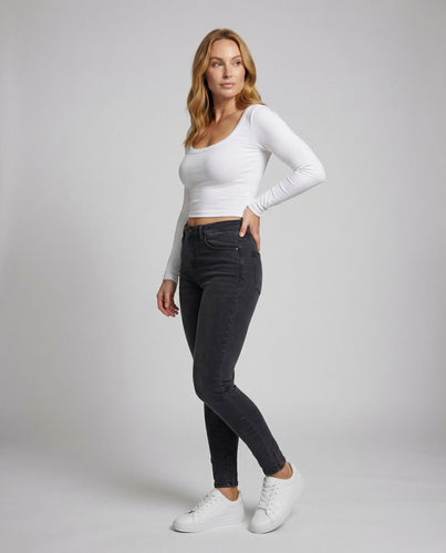 Women's ribbed fitted short top with round neck